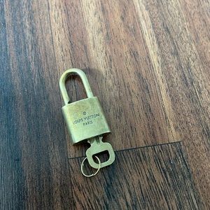 322. LV lock and key